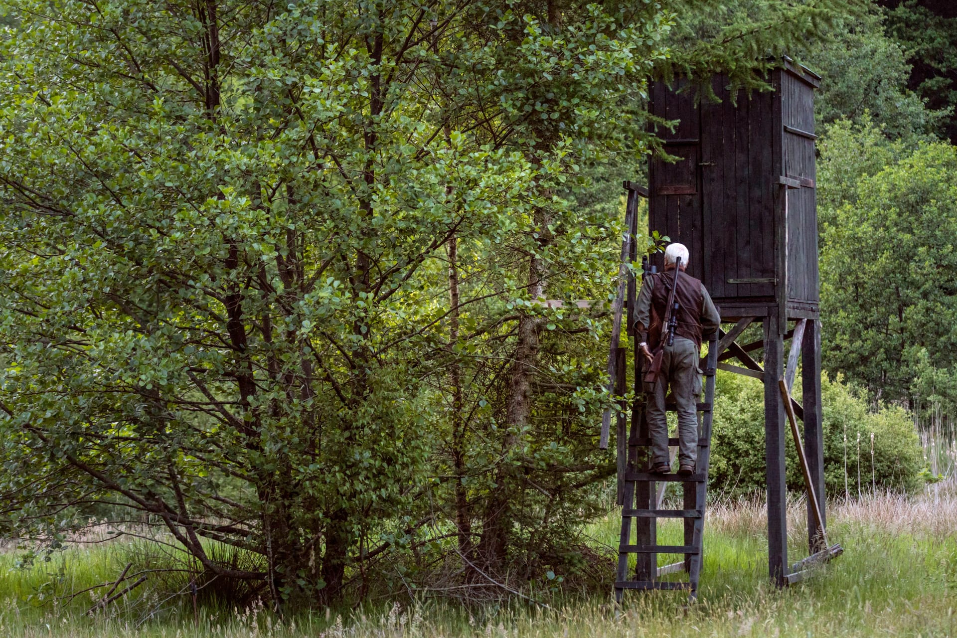 Jäger am Hochsitz (Archivbild): Ein Jagdausflug in Mittelfranken entwickelte sich zum Familiendrama.