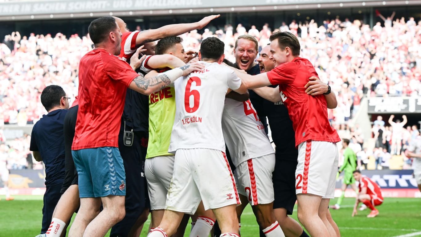 Kölns Spieler feiern das entscheidende Tor: Das Stadion des FC bebte nach dem Sieg gegen Union.