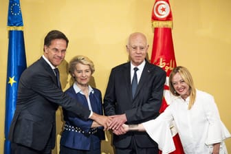 Der niederländische Ministerpräsident Mark Rutte (l.), EU-Komissionspräsidentin Ursula von der Leyen, der tunesische Präsident Kais Saied und die italienische Ministerpräsidentin Giorgia Meloni (r.): Der Flüchtlingsdeal zwischen der EU und Tunesien wurde im Juli 2023 geschlossen.