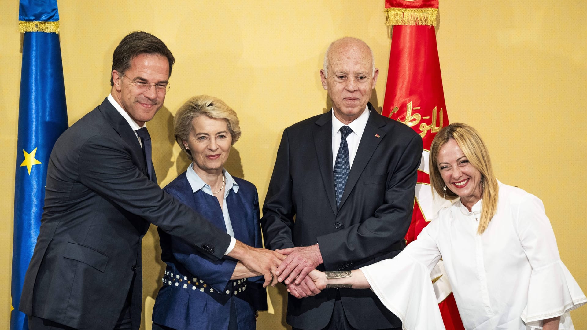 Der niederländische Ministerpräsident Mark Rutte (l.), EU-Komissionspräsidentin Ursula von der Leyen, der tunesische Präsident Kais Saied und die italienische Ministerpräsidentin Giorgia Meloni (r.): Der Flüchtlingsdeal zwischen der EU und Tunesien wurde im Juli 2023 geschlossen.