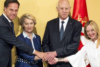 Der niederländische Ministerpräsident Mark Rutte (l.), EU-Komissionspräsidentin Ursula von der Leyen, der tunesische Präsident Kais Saied und die italienische Ministerpräsidentin Giorgia Meloni (r.): Der Flüchtlingsdeal zwischen der EU und Tunesien wurde im Juli 2023 geschlossen.