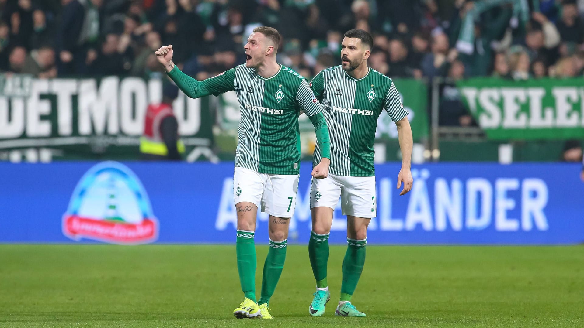 Marvin Ducksch (l.) und Anthony Jung sind gut drauf: Sie können mit Werder Bremen noch in den Europapokal einziehen.