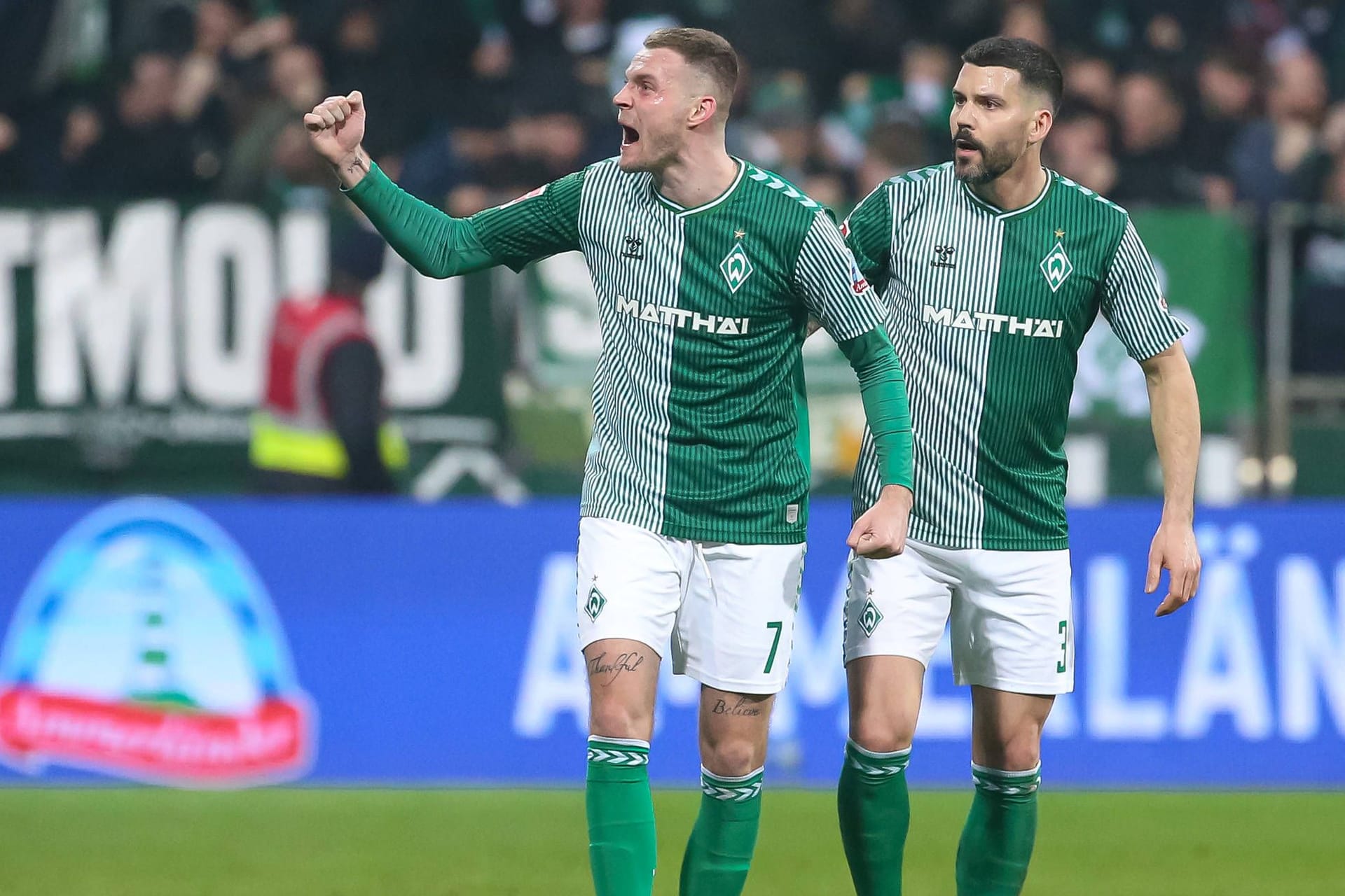 Marvin Ducksch (l.) und Anthony Jung sind gut drauf: Sie können mit Werder Bremen noch in den Europapokal einziehen.