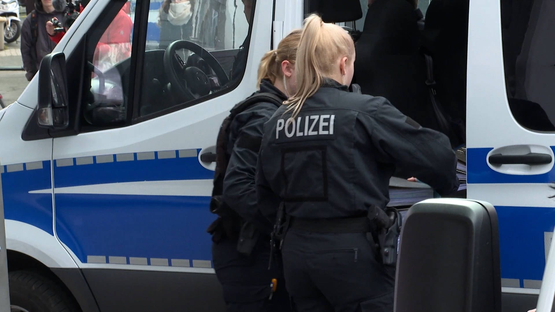 Zwei Polizistinnen stehen vor einem Einsatzfahrzeug (Symbolbild): Am Dienstag hat eine rechtsradikale Gruppe in Hannover randaliert. Zwei Polizistinnen stehen vor einem Einsatzfahrzeug (Symbolbild): Am Dienstag hat eine rechtsradikale Gruppe in Hannover randaliert.