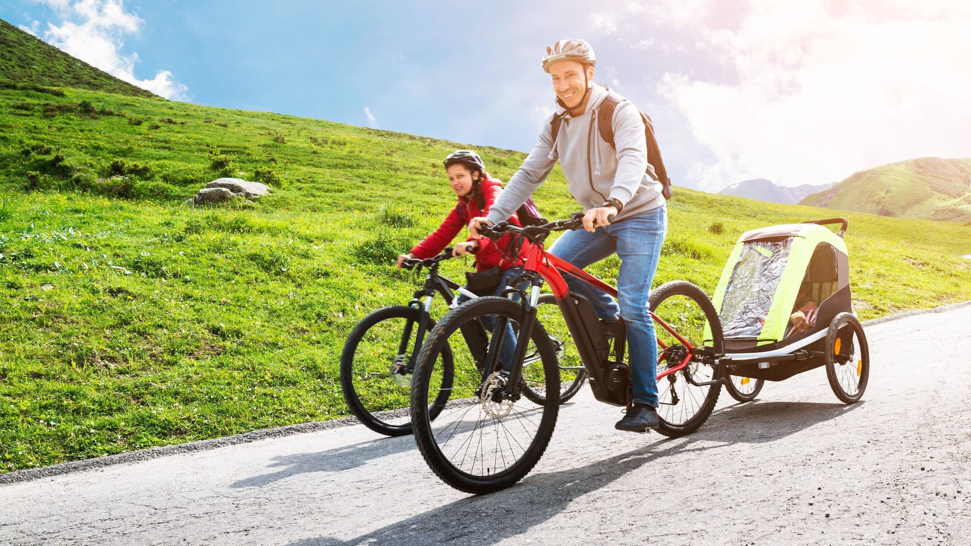 Radfahren mit Anhänger: Vor allem zur Beleuchtung gibt es genaue Bestimmungen.