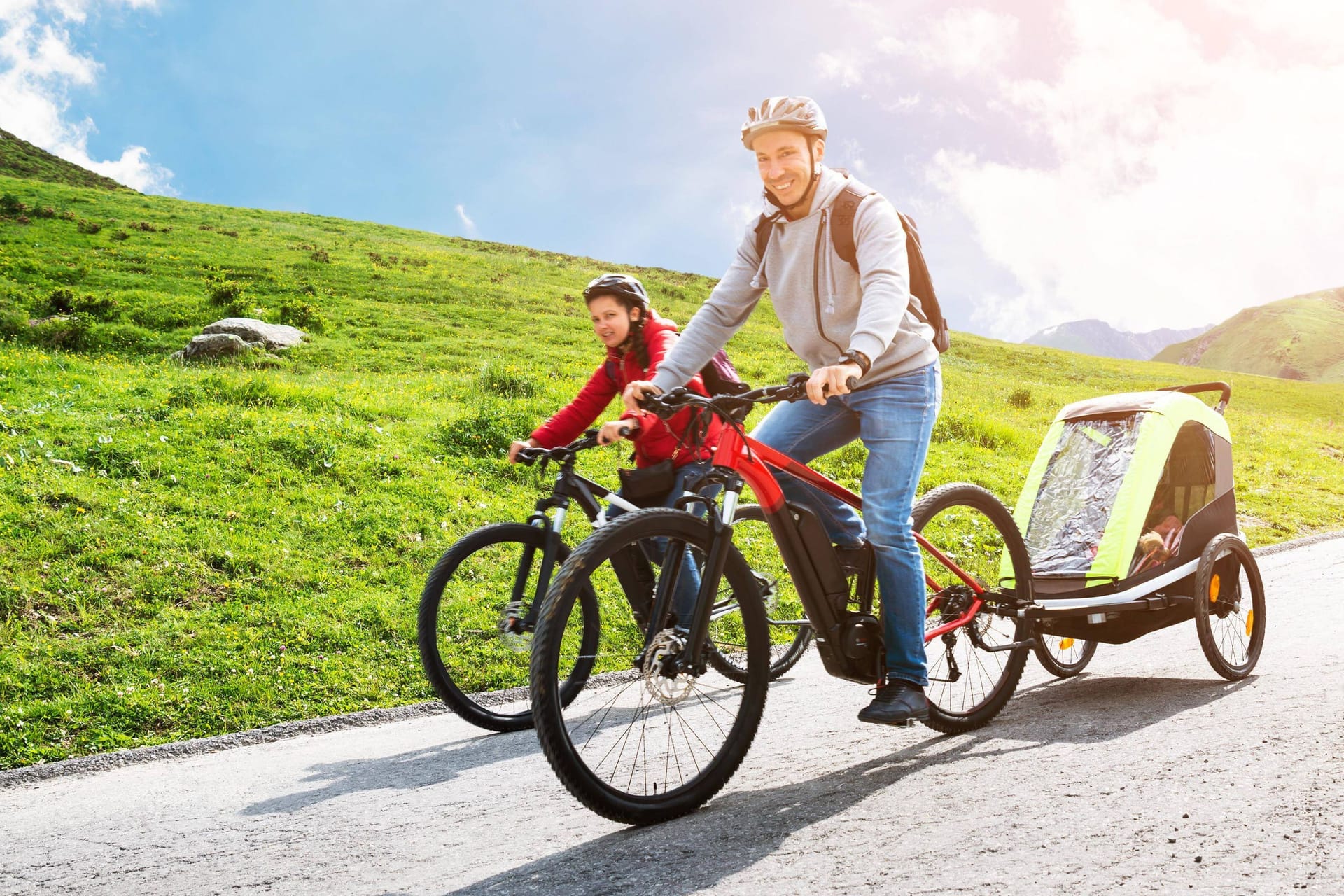 Radfahren mit Anhänger: Vor allem zur Beleuchtung gibt es genaue Bestimmungen.