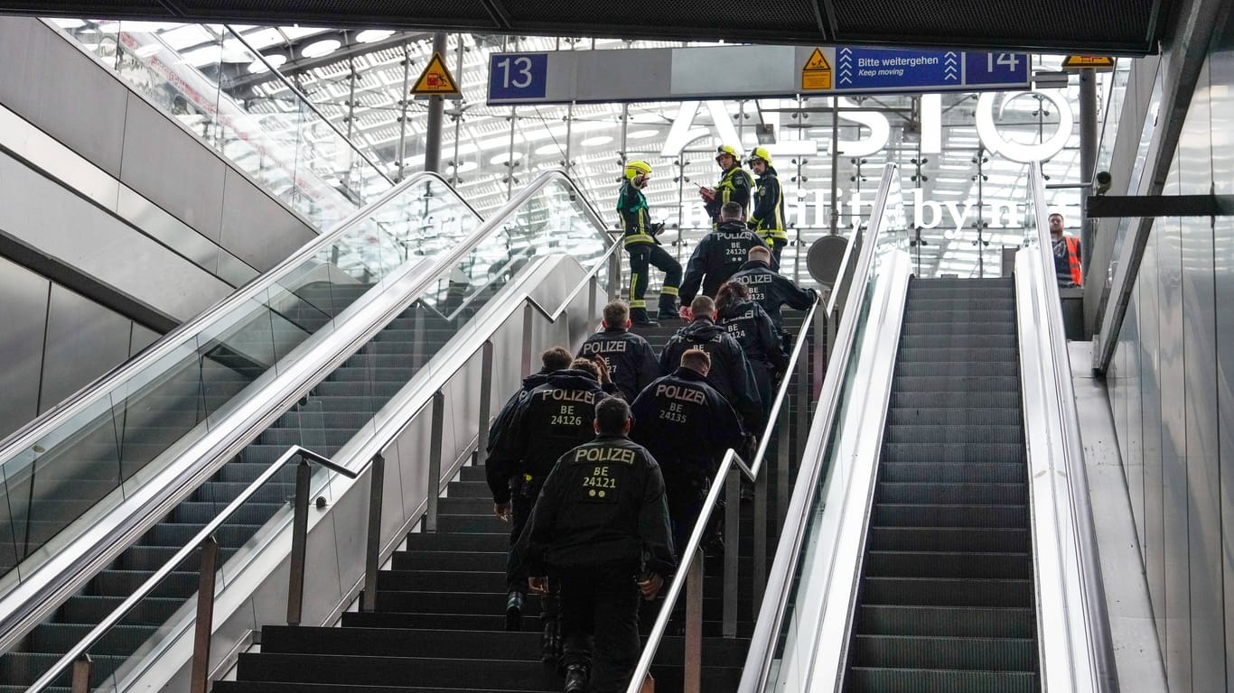 Einsatzkräfte am Berliner Hauptbahnhof: Hier kam es am Mittwochnachmittag zu einem tödlichen Unfall.