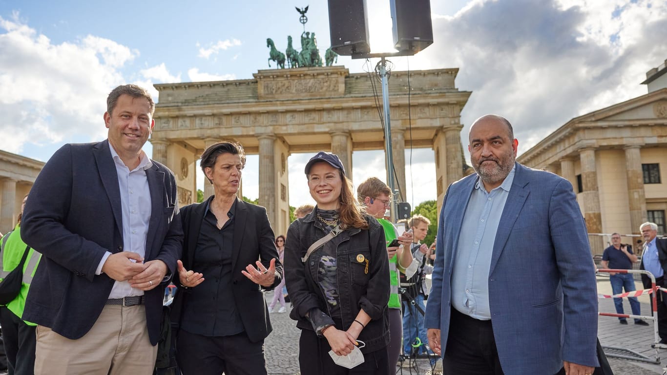 Lars Klingbeil (l-r, SPD), Generalsekretär, die Autorin Carolin Emcke, Luisa Neubauer, Klimaschutz-Aktivistin, und Omid Nouripour (Bündnis90/Die Grünen), Bundesvorsitzender, nehmen nach dem Angriff auf den SPD-Europaabgeordneten Ecke vor dem Brandenburger Tor an einer Solidaritätskundgebung teil.