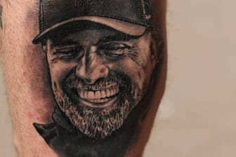 Ein Anhänger des FC Liverpool hat sich das Gesicht von Jürgen Klopp auf seine Wade tatoowieren lassen.
