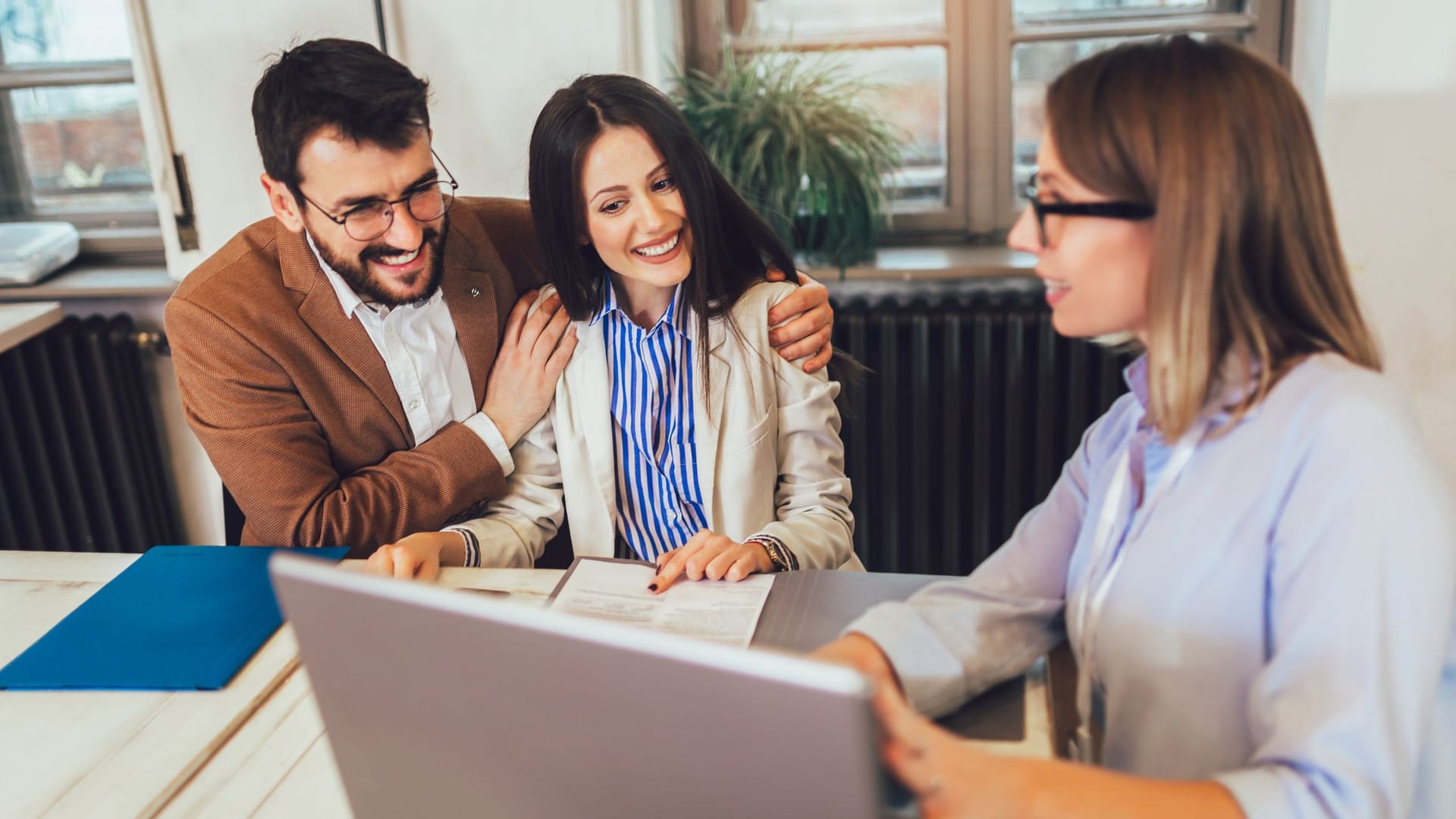 Paar bespricht finanzielle Angelegenheiten mit einer Vermögensberaterin