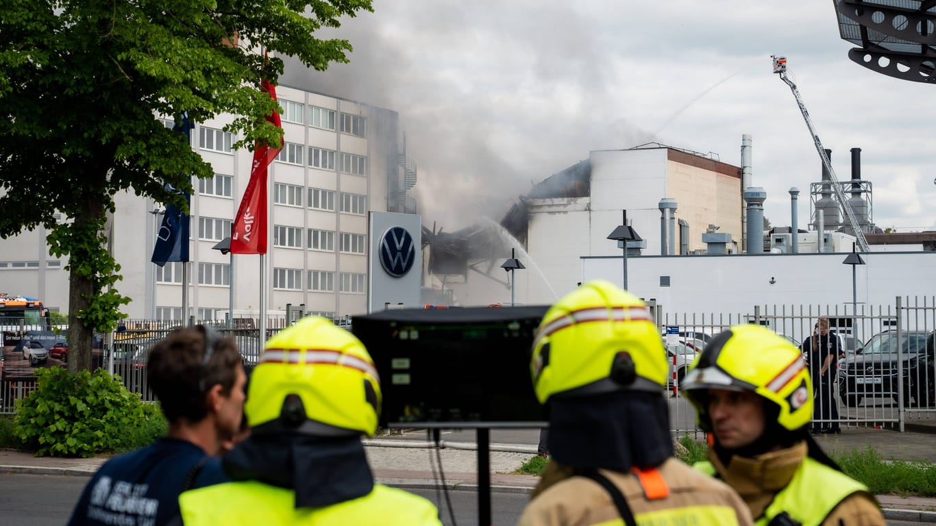 Feuerwehrleute in Berlin: Sie löschten den Brand mehrere Tage.