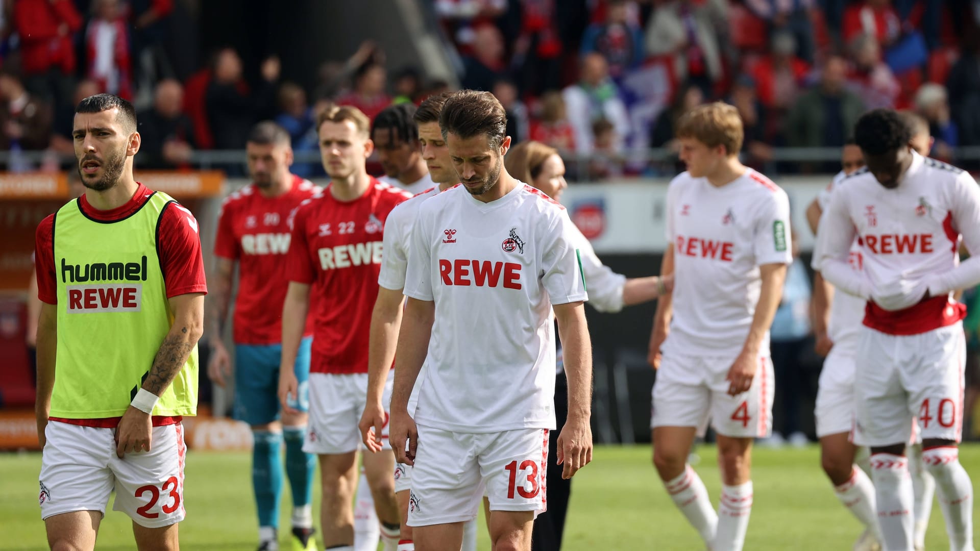 Mark Uth (mit der Nummer 13) geht angeschlagen voran in Richtung der mitgereisten Fans.