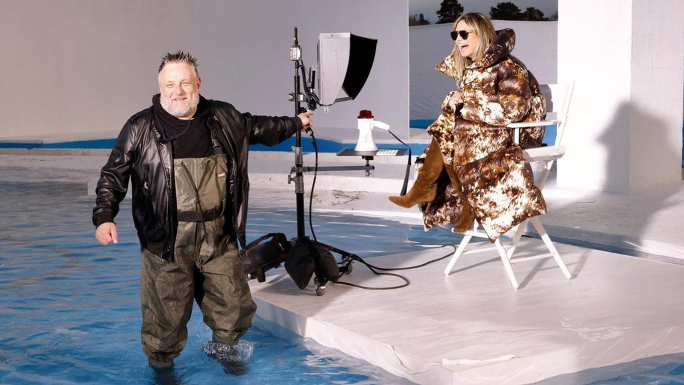 Fotograf John Rankin Waddell und Heidi Klum lachen beim "Germany's Next Topmodel"-Nacktshooting.