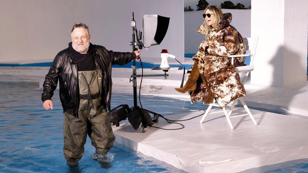 Fotograf John Rankin Waddell und Heidi Klum lachen beim "Germany's Next Topmodel"-Nacktshooting.