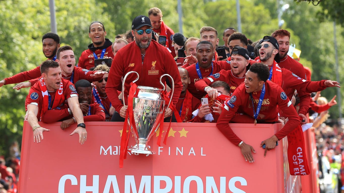 Jürgen Klopp präsentiert den Champions-League-Pokal auf der Fan-Parade: Diese Anlässe beschreibt er als besondere Momente.