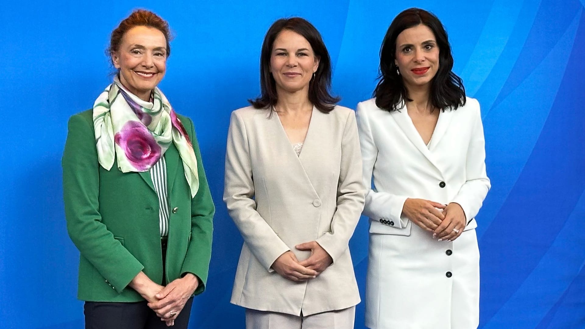 Baerbock wird zur Arbeitssitzung des Europarats von Marija Pejcinovic Buric (l), Generalsekretärin des Europarats, und Dominique Hasler, Vorsitzende des Ministerrats und Außenministerin von Liechtenstein, empfangen.