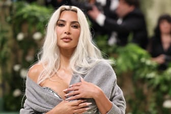 Montagabend posierte sich noch auf der glamourösen Met-Gala in New York: Am Dienstag will Kim Kardashian in Hamburg vorbeischauen.