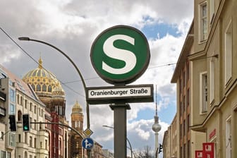 S-Bahnhof Oranienburger Straße Schild mit S-Bahnlogo am S-Bahnhof Oranienburger Straße Berlin-Mitte Berlin Deutschland *** S Bahnhof Oranienburger Straße sign with S Bahn logo at S Bahnhof Oranienburger Straße Berlin Mitte Berlin