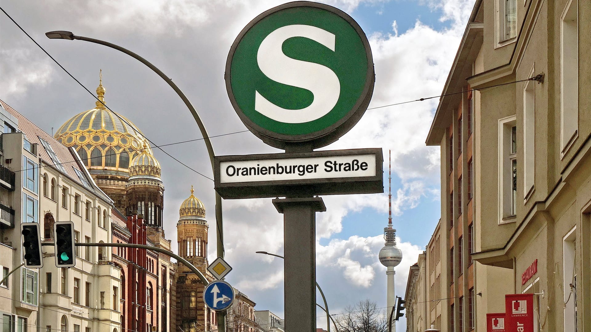 S-Bahnhof Oranienburger Straße Schild mit S-Bahnlogo am S-Bahnhof Oranienburger Straße Berlin-Mitte Berlin Deutschland *** S Bahnhof Oranienburger Straße sign with S Bahn logo at S Bahnhof Oranienburger Straße Berlin Mitte Berlin