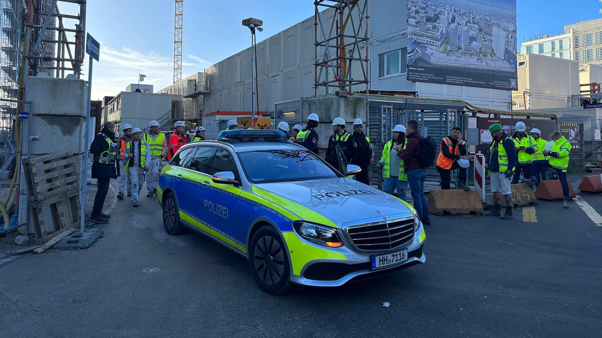 Ein Großaufgebot von Polizei und Feuerwehr an der Westfield-Baustelle (Archivbild): Fünf Arbeiter sind dort im Oktober 2023 ums Leben gekommen.