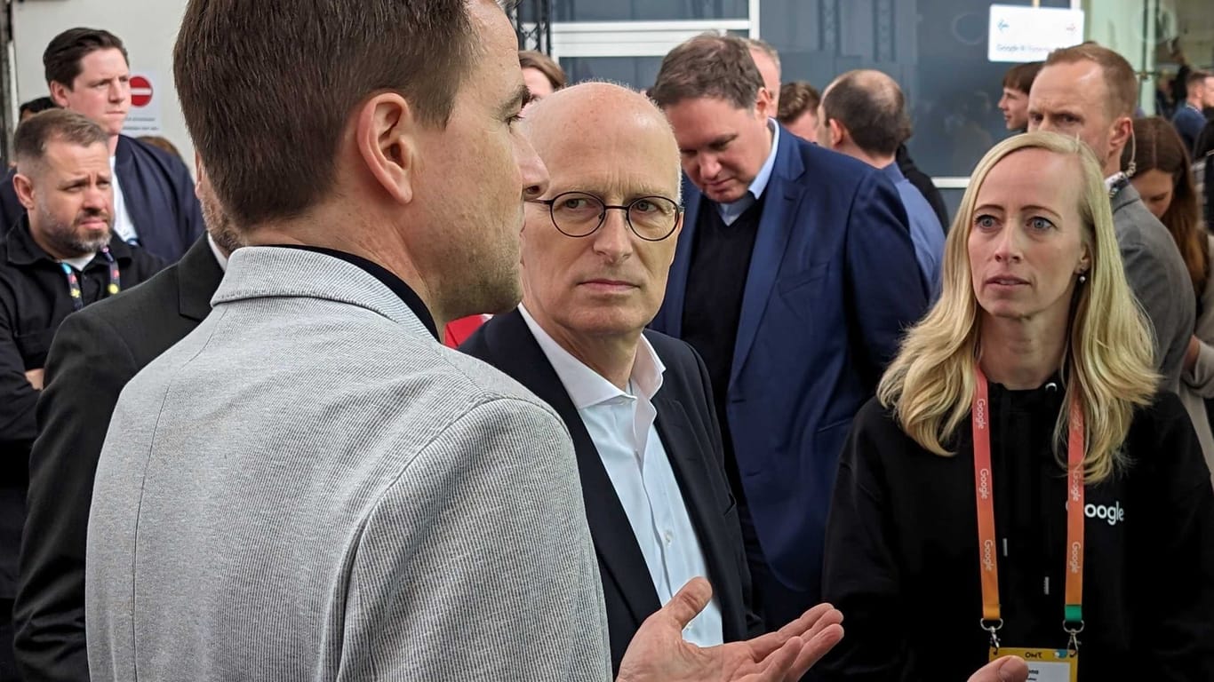Peter Tschentscher auf der OMR-Messe 2024: Hamburgs Erster Bürgermeister informiert sich über künstliche Intelligenz.