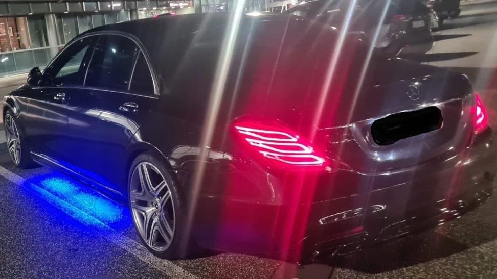Der stillgelegte Mercedes: Ein Detail am Fahrzeug fiel den Beamten sofort ins Auge. Der stillgelegte Mercedes: Ein Detail am Fahrzeug fiel den Beamten sofort ins Auge.