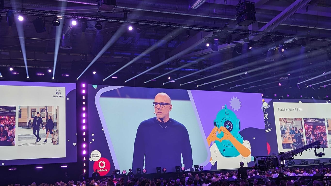 Scott Galloway auf der OMR 2024 in Hamburg: Der Digitalexperte sprach auf der Marketingmesse zum Thema „Künstliche Intelligenz“.