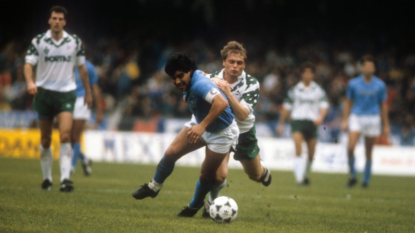 Legendäres Duell im Europapokal (Archivbild): Diego Maradona (l.) ackert sich an Uli Borowka vorbei.