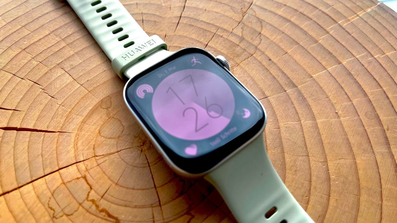 Die Huawei Watch Fit 3: Sie erinnert vom Design her stark an die Apple Watch.