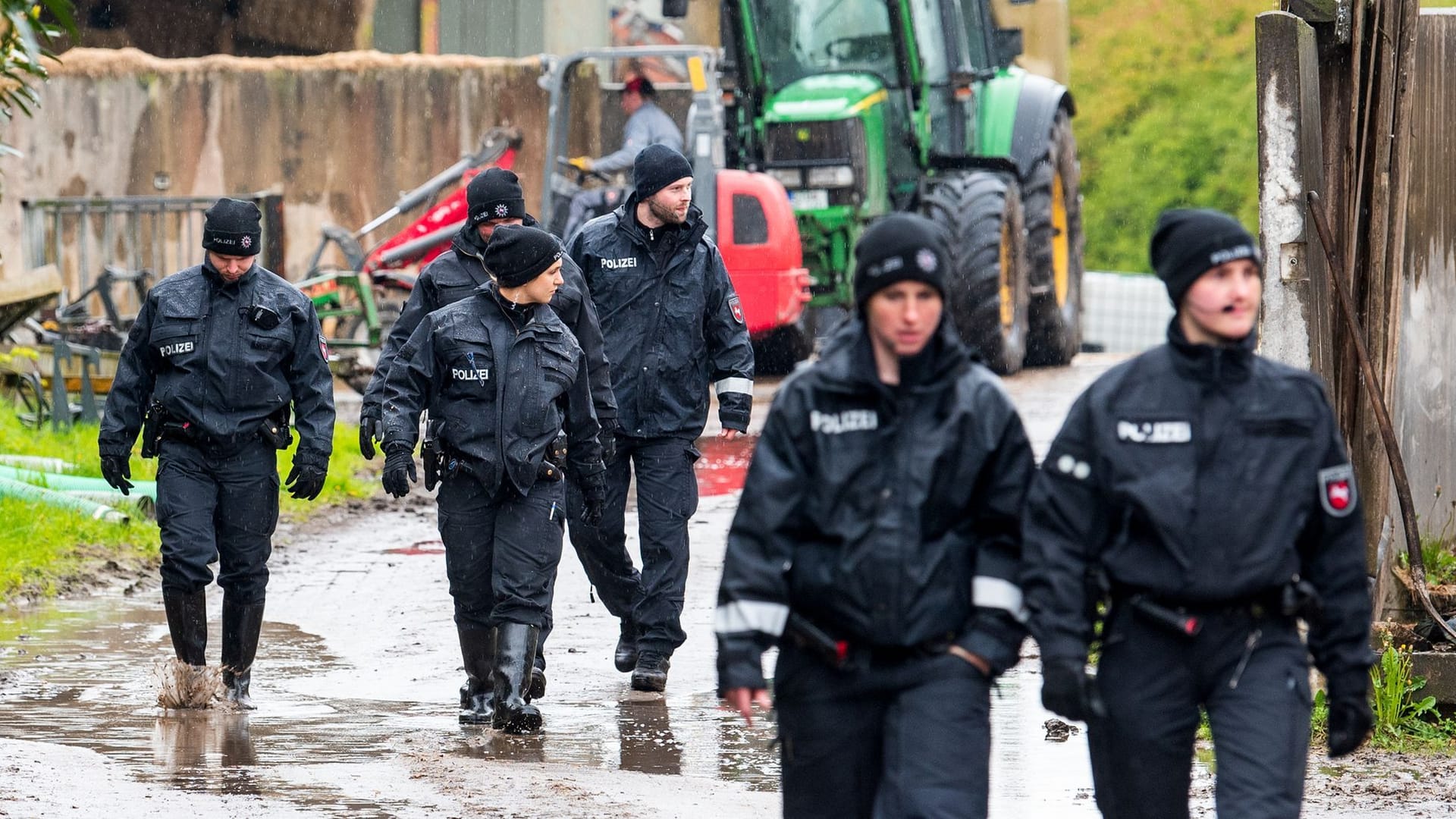 Hunderte Polizisten suchten tagelang nach Arian, auch Beamte, die freihatten, beteiligten sich an de Maßnahmen.