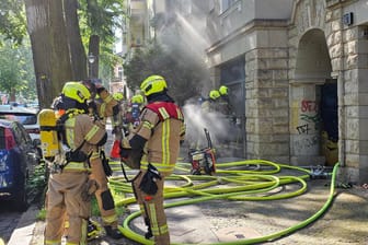 Die Feuerwehr Berlin im Einsatz: In Steglitz ist in einem Mehrfamilienhaus ein Feuer ausgebrochen.