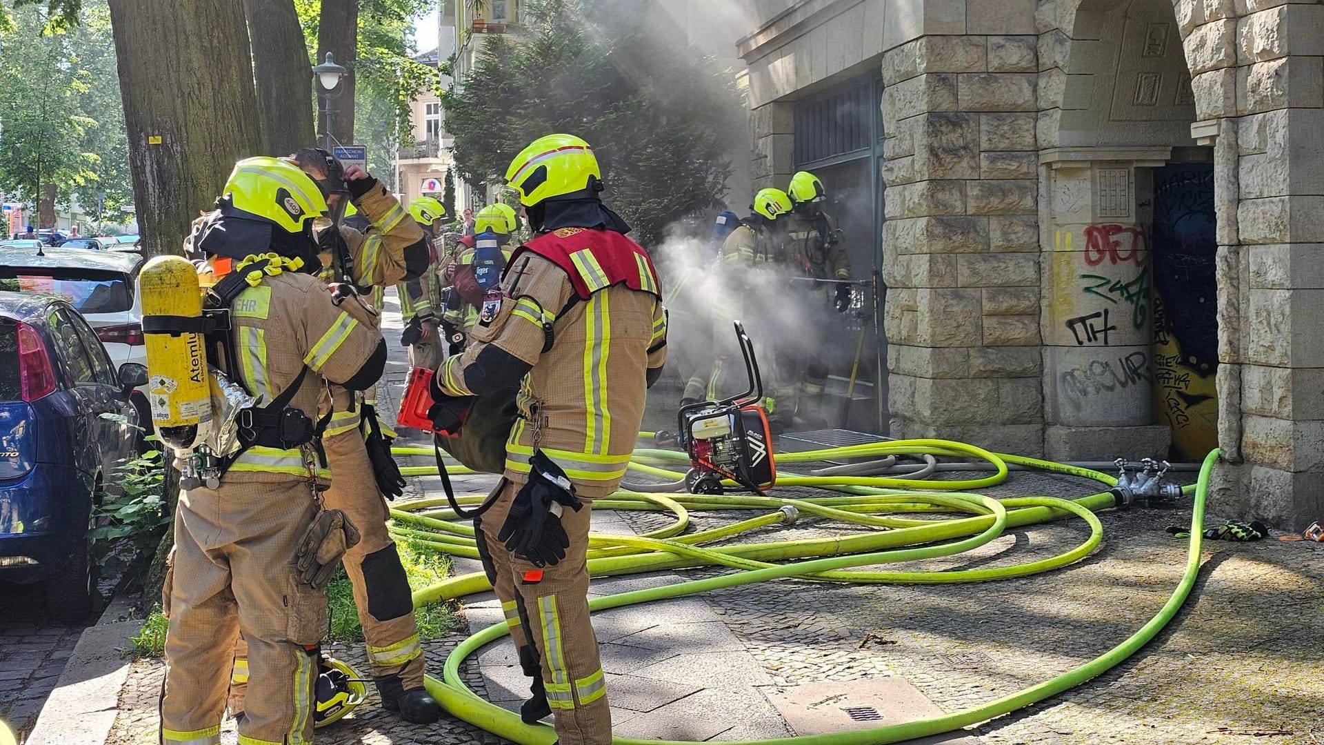 Die Feuerwehr Berlin im Einsatz: In Steglitz ist in einem Mehrfamilienhaus ein Feuer ausgebrochen.