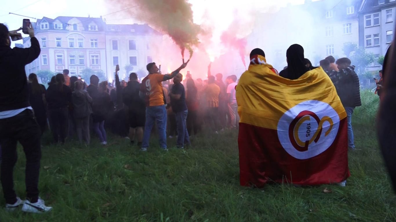 Galatasaray-Fans am Dortmunder Borsigplatz: Die Polizei sicherte die Feierlichkeiten ab.