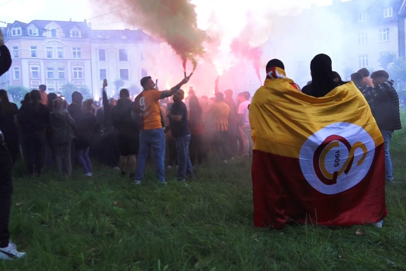 Galatasaray-Fans am Dortmunder Borsigplatz: Die Polizei sicherte die Feierlichkeiten ab.