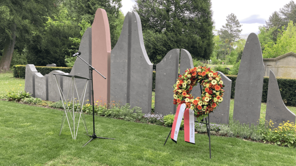 Das Denkmal: Seine Form erinnert an den Kurvenverlauf der Corona-Todesfälle.