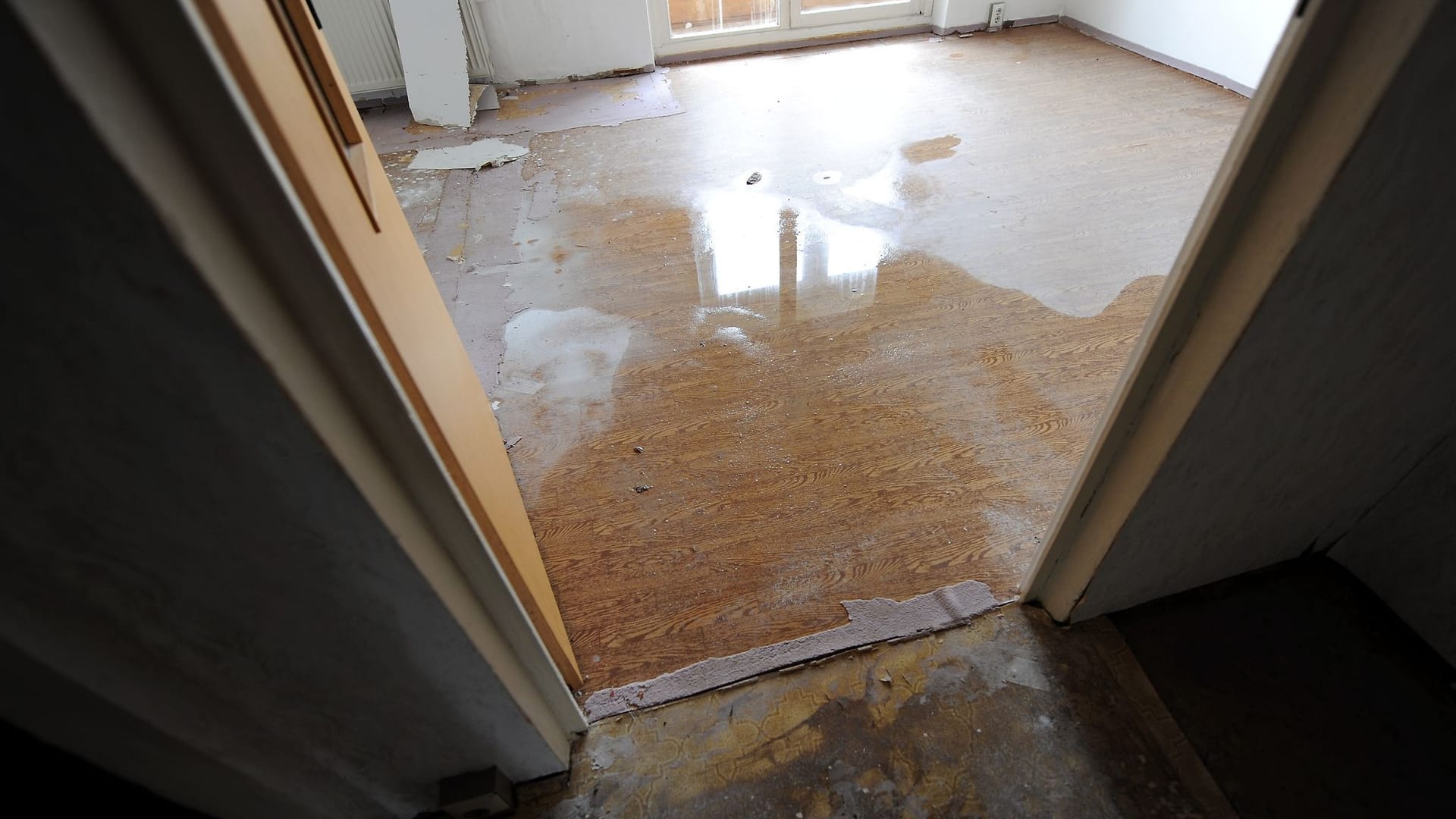 Eine Wohnung steht unter Wasser Eine Wohnung steht unter Wasser