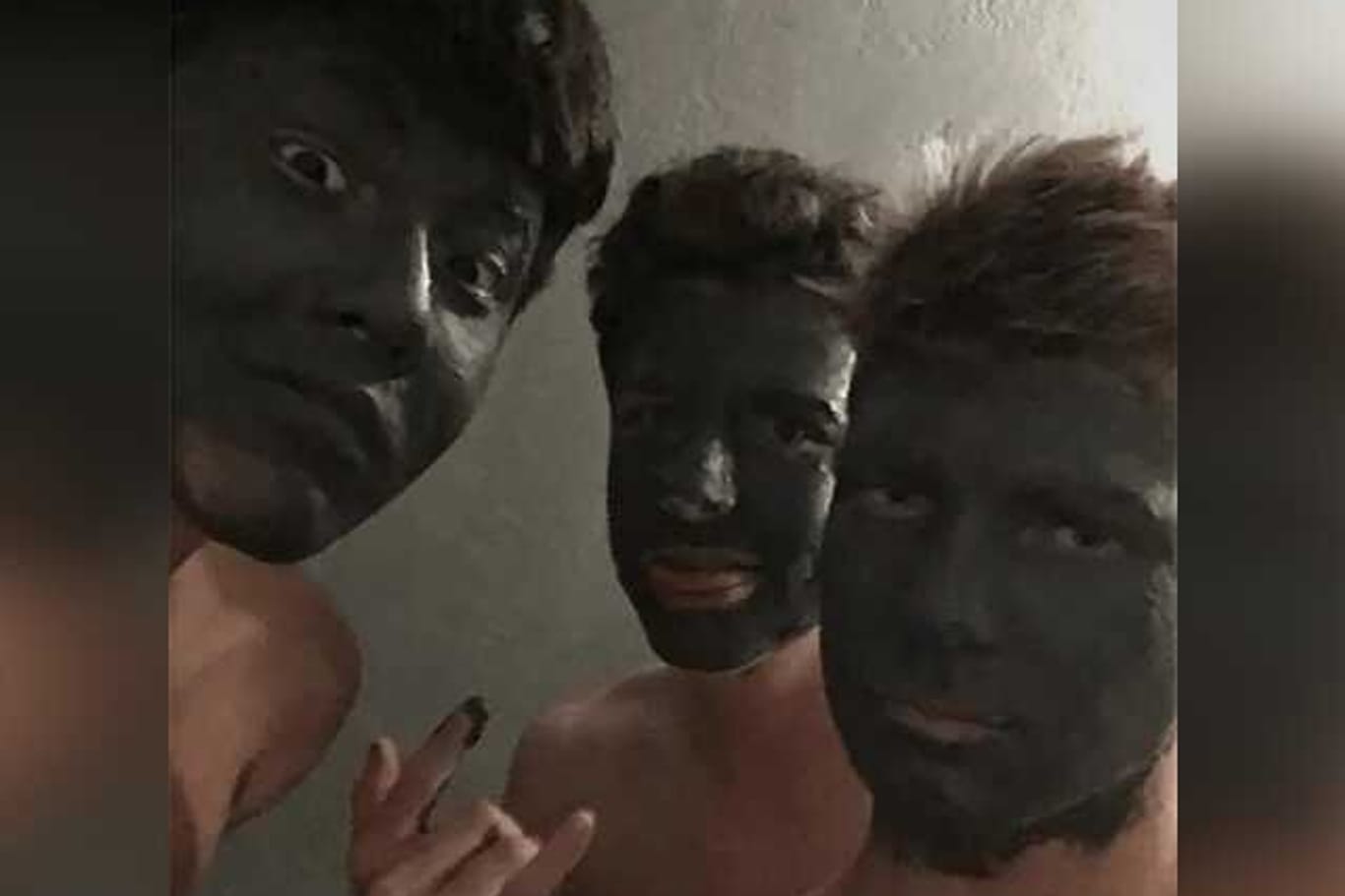 Drei Jugendliche benutzen Gesichtsmaske (Archivbild): Für dieses Bild wurden sie von einer Schule verwiesen, nun bekommen sie eine Entschädigung.