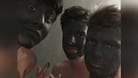 Drei Jugendliche benutzen Gesichtsmaske (Archivbild): Für dieses Bild wurden sie von einer Schule verwiesen, nun bekommen sie eine Entschädigung.