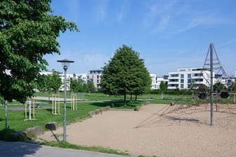 Ein Spielplatz liegt auf dem Gelände des Bürgerparks in Köln-Kalk: Hier ist die dreijährige Helin verschwunden.