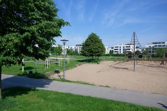 Ein Spielplatz liegt auf dem Gelände des Bürgerparks in Köln-Kalk: Hier ist die dreijährige Helin verschwunden.