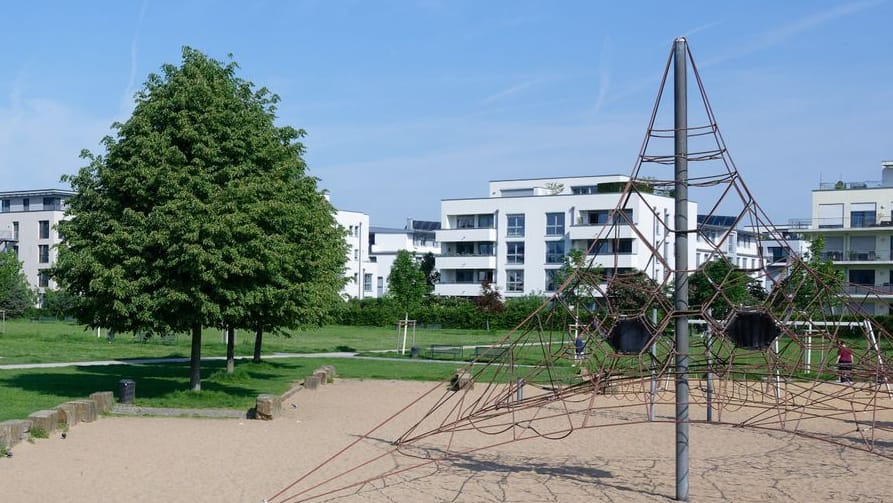 Ein Spielplatz liegt auf dem Gelände des Bürgerparks in Köln-Kalk: Hier ist die dreijährige Helin verschwunden.