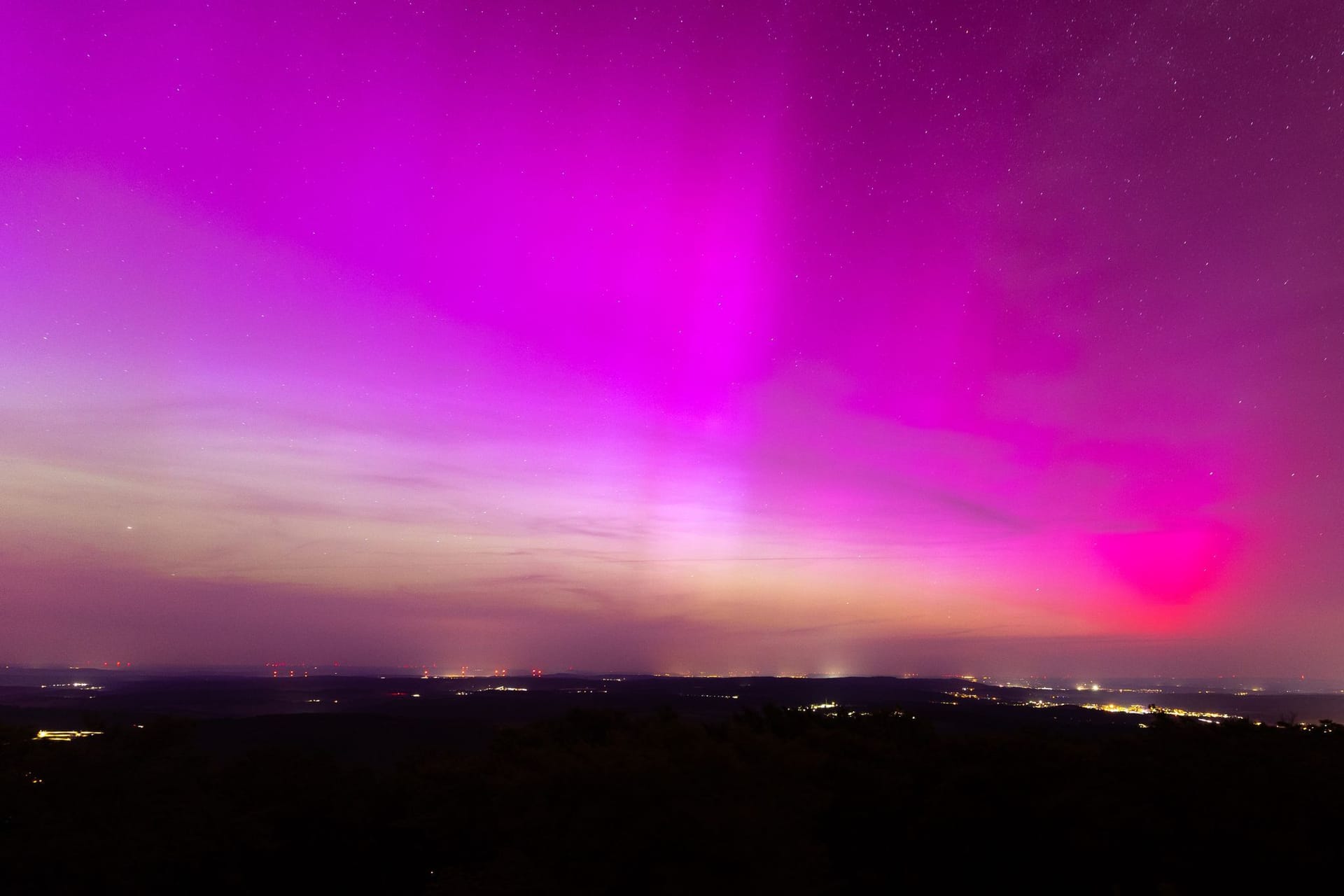 Polarlichter über dem Pferdskopf bei Treisberg im hessischen Hochtaunuskreis: Auch in Frankfurt färbte sich der Himmel bunt.