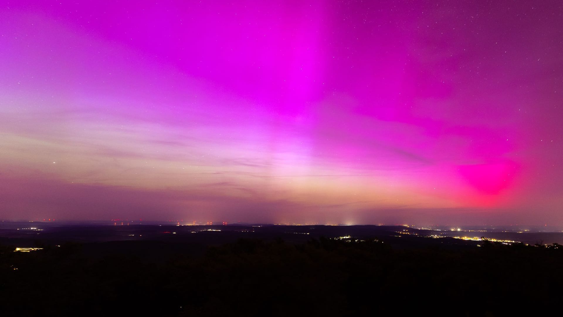 Polarlichter über dem Pferdskopf bei Treisberg im hessischen Hochtaunuskreis: Auch in Frankfurt färbte sich der Himmel bunt.