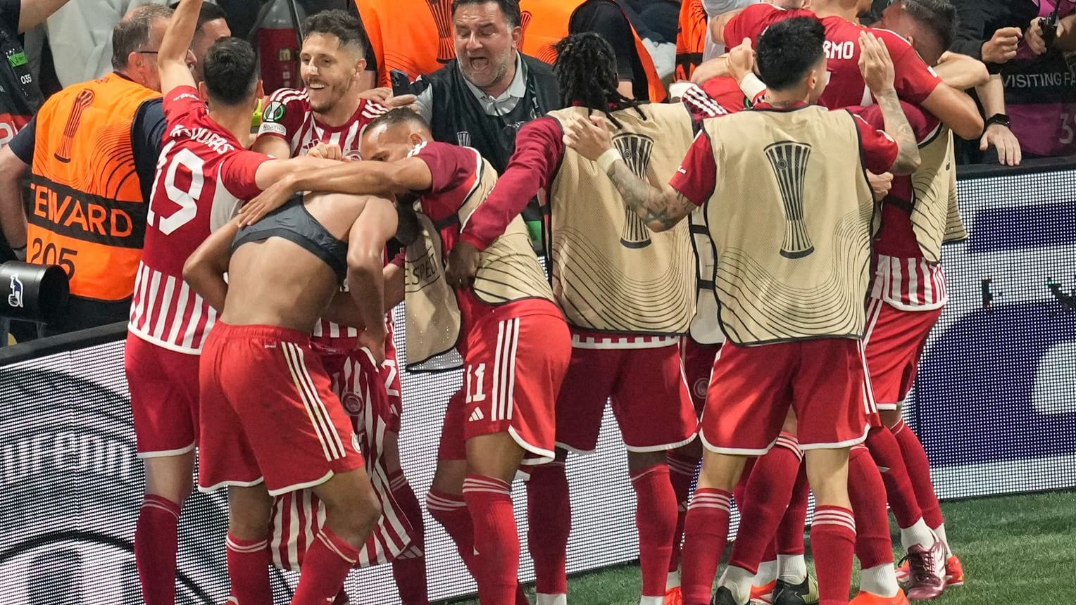 Unbändiger Jubel: Die Olympiakos-Profis im Finale gegen Florenz.