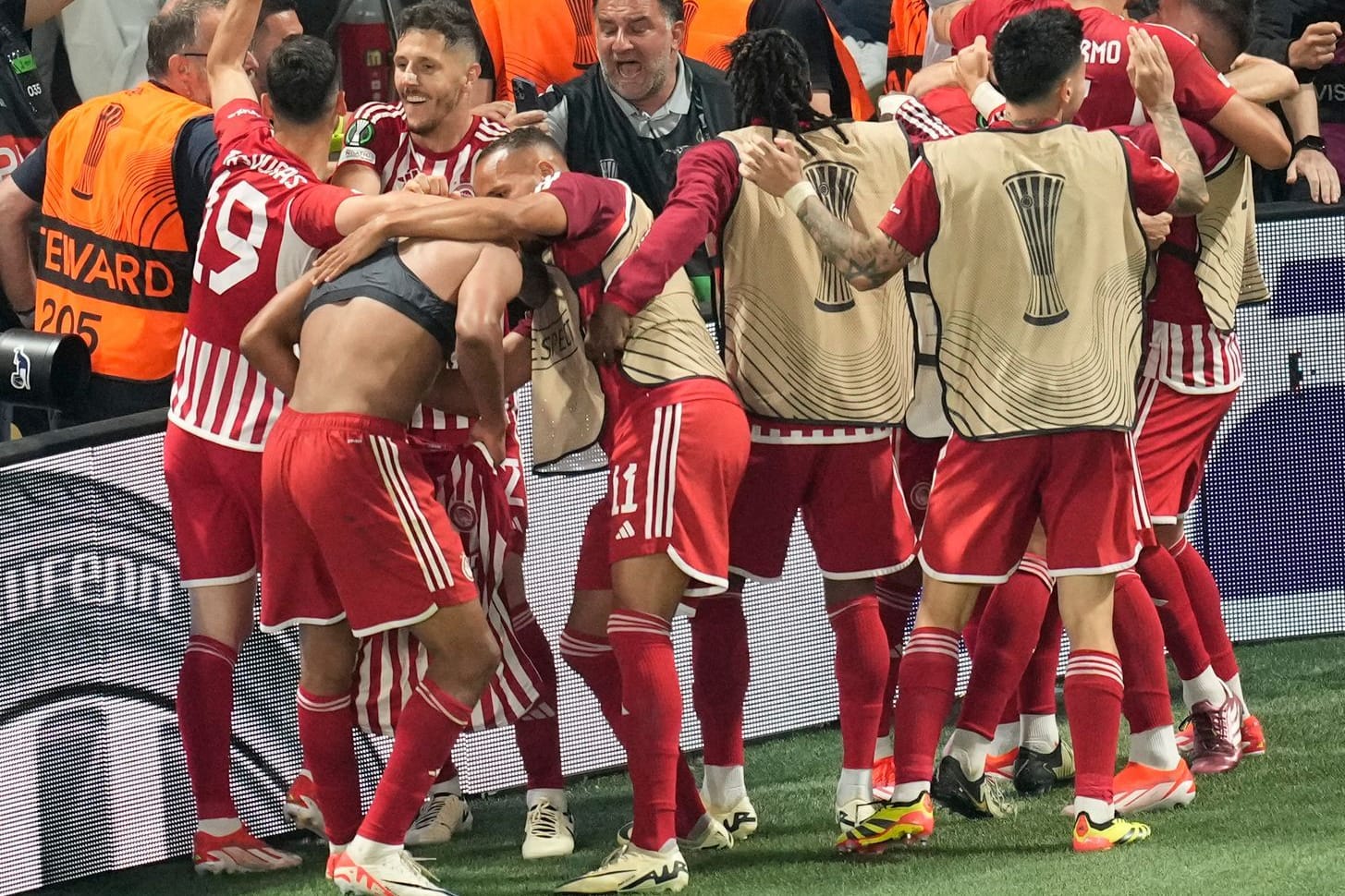 Unbändiger Jubel: Die Olympiakos-Profis im Finale gegen Florenz.