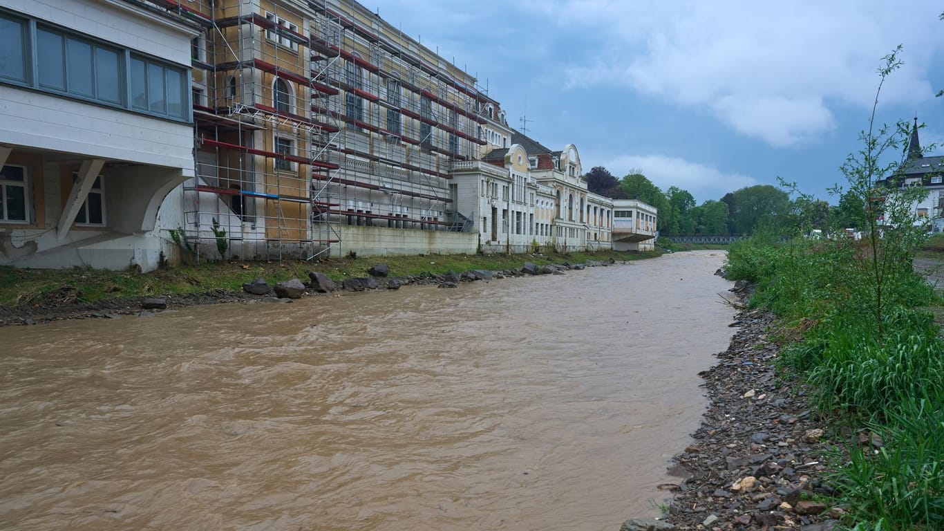 Nach unwetterartigen Regenfällen führt die Ahr nahe dem Kurhaus in Bad Neuenahr leichtes Hochwasser. Starke Regenfälle führten in vielerorts zur Überlastung der Kanalisation.