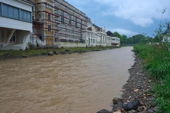 Nach unwetterartigen Regenfällen führt die Ahr nahe dem Kurhaus in Bad Neuenahr leichtes Hochwasser. Starke Regenfälle führten in vielerorts zur Überlastung der Kanalisation.