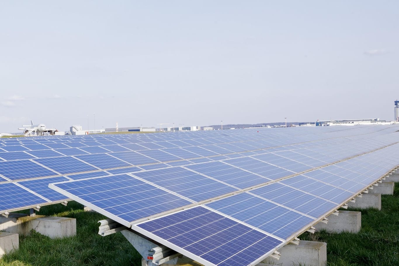 Die erste Solaranlage am Düsseldorfer Flughafen wurde im Jahr 2011 in Betrieb genommen. Sie ist so groß wie sechs Fußballfelder.