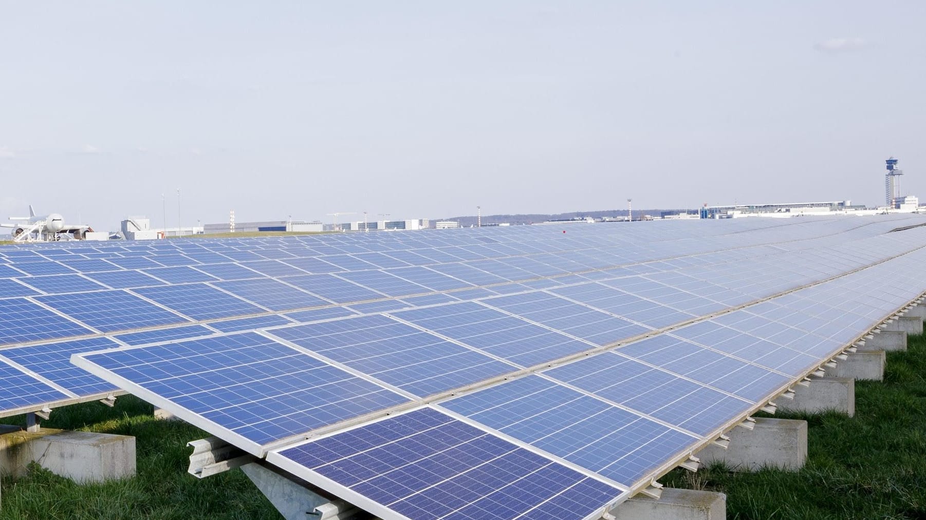 Die erste Solaranlage am Düsseldorfer Flughafen wurde im Jahr 2011 in Betrieb genommen. Sie ist so groß wie sechs Fußballfelder.