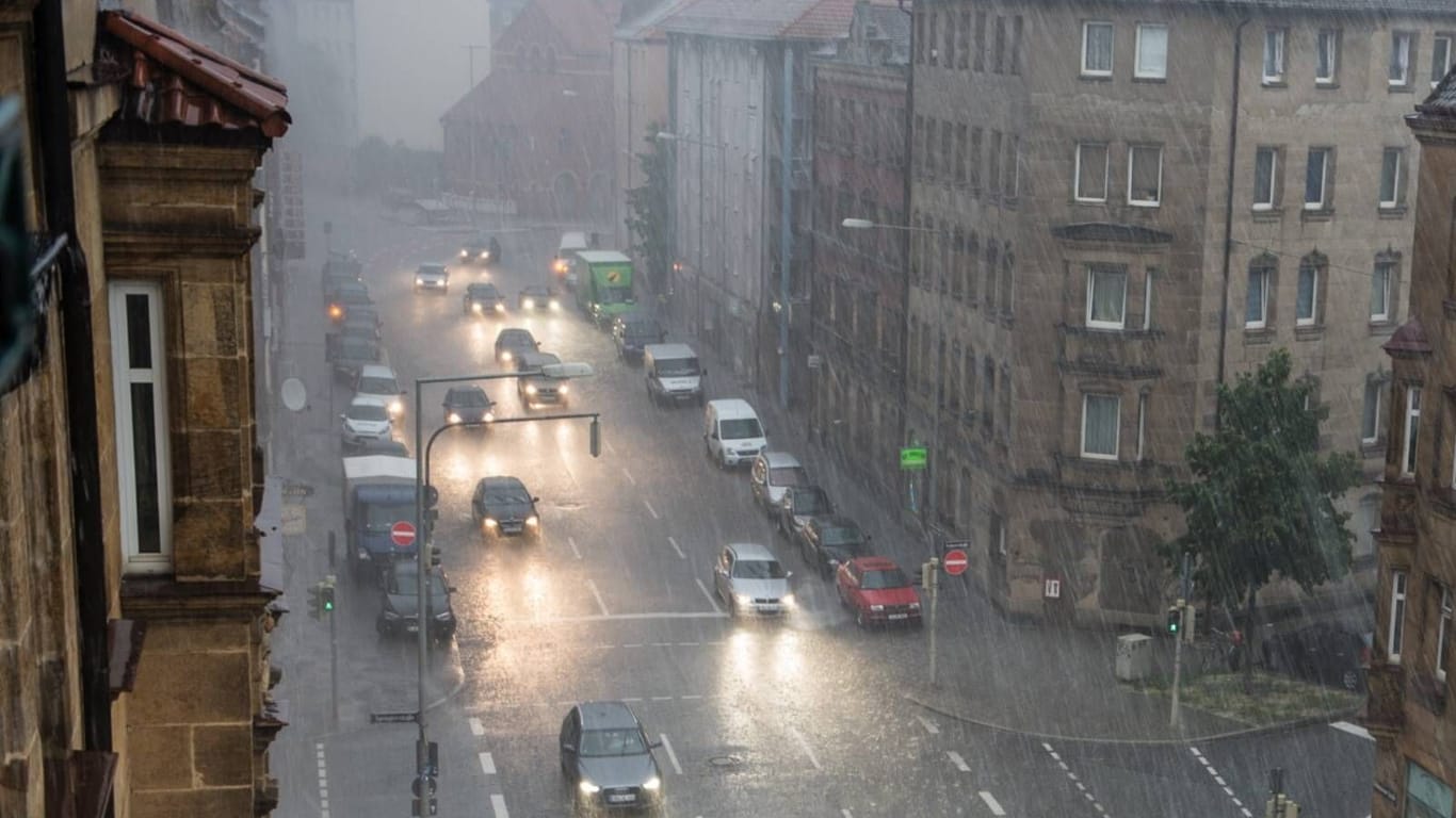 Die Rothenburger Straße während eines Wolkenbruchs (Archivbild): Bis zu 60 Liter Regen könnten in Franken pro Quadratmeter fallen.